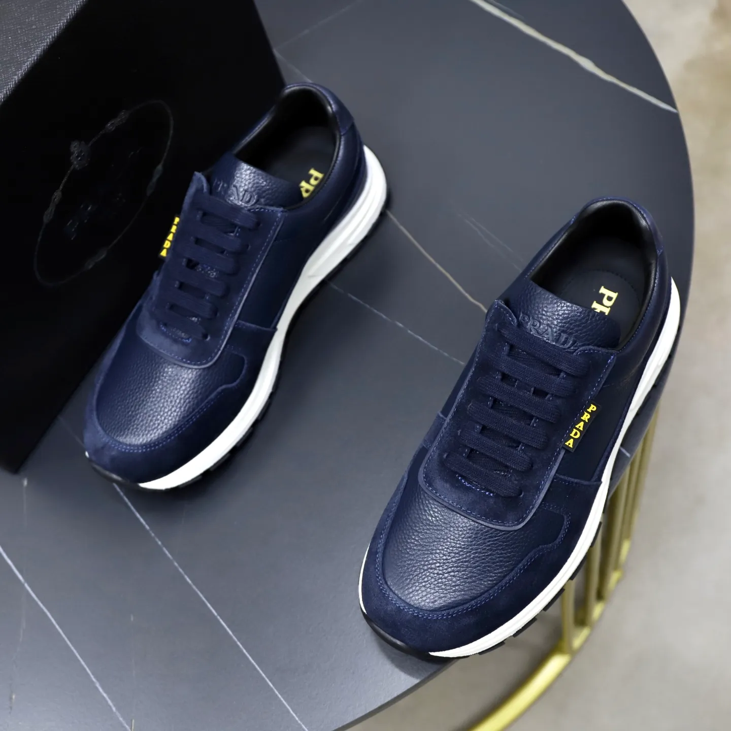 Factory price: 740💰Top original order Brand: PRADA (Prada) Standard code: Men's size 38/44 (45 can be customized) Grade: Same as the official website Material: Original cowhide stitching imported cowhide lining Original combination two-color wear-resistant soft outsole Style category: Leisure and sports version Young fashion European and American trend British style Color: Real picture color